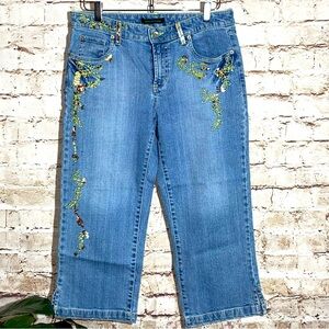 EMBROIDERED JEAN CAPRIS